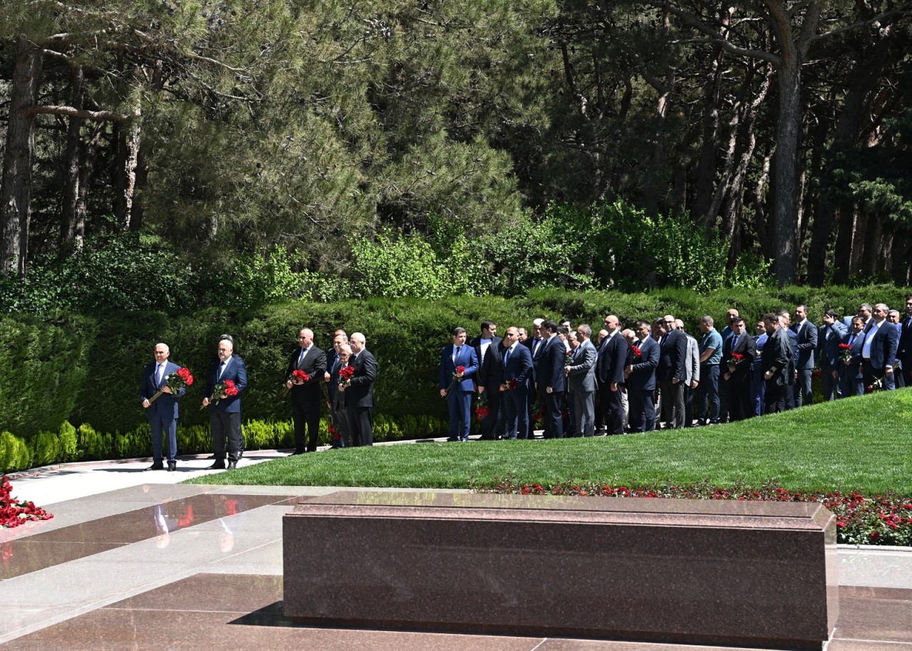 "Azərişıq" ASC-nin kollektivi Fəxri xiyabanı ziyarət edib - FOTO